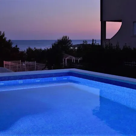 아파트 Luger 2 Dachgeschoss 로고즈니차